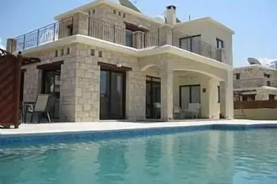 Image de Belle villa en pierre avec grande piscine privée et gratuite L'utilisation de notre voiture:)