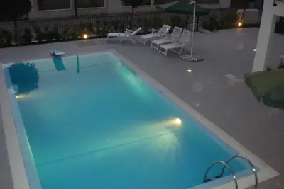 Appartement Avec Piscine PARTAGÉE. Peut accueillir jusqu'à 8 personnes.