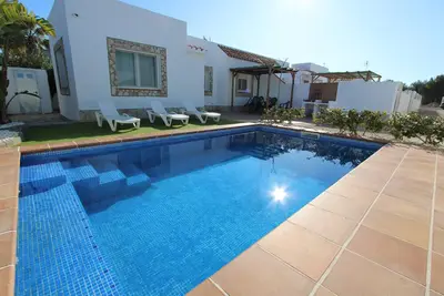 Image de Casa Adena, Idéal pour vos vacances, proche de la mer, wifi gratuit, air climatisé en option, piscine privée, animeaux de compagnie autorisés, plage pour chiens