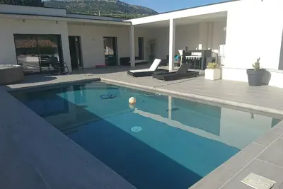 Image de Villa contemporaine climatisée avec piscine