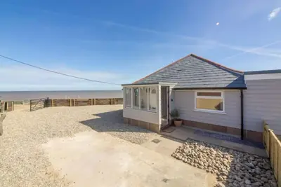 Image de Wyndham Beach House est un bungalow moderne qui se trouve au sommet de la plage