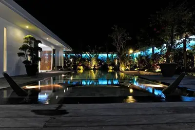 Image de Villa contemporaine (2014) avec piscine proche de la plage à Seminyak