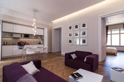 Image de Karoly Premium Deco Suite, WiFi, Ac sur 90 m² 2 Br, 2 Ba au centre-ville