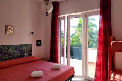 Image de Villa sur deux niveaux grand jardin et place de parking à environ 350 mètres de la mer