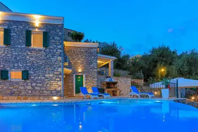 Image de Villa Regina: Belle villa en pierre avec vue panoramique sur la mer située au dessus de la baie d'Agni à Corfou