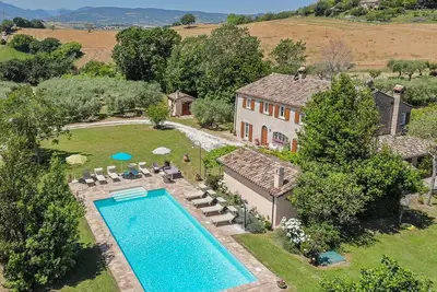 Image de Villa Panorama, avec piscine dans les collines des Marches, à quelques kilomètres de la mer Adriatique