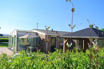 Image de Bungalow spacieux avec grand jardin et vue dégagée sur le magnifique polder de Zélande