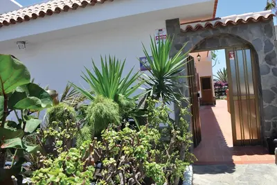 Image de Charmante maison avec jardins et studio indépendant sur le toit avec vue sur la mer
