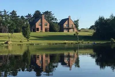 Image de Kingfisher Lodge offre aux clients un accès direct à Lough Erne et à la jetée privée.