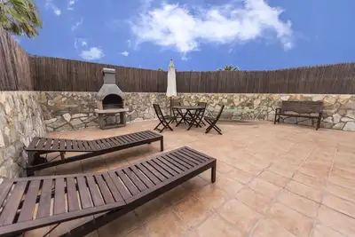 60sq. m Solarium sur le toit, 50m2. Terrasse arrière: barbecue, WiFi 3 Mo, Tv (Bbc, Sky sports)