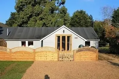 Image de Luxe Simple Storey Clad Bois Style colonial Cottage Dans Campagne Cadre.