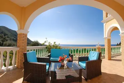 Image de Villa de luxe privée avec superbe vue sur la mer et grande piscine, jardin