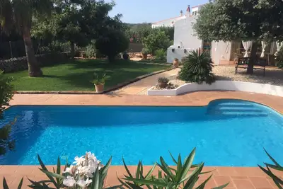Image de Villa moderne avec de superbes jardins avec pelouse, piscine, près de la plage, restaurant et boutique