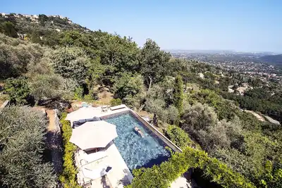 Image de Vues panoramiques, piscine à débordement, oliviers et arbres fruitiers matures