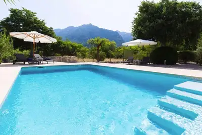 Image de Style magnifique Finca majorquine avec piscine et deux vélos.