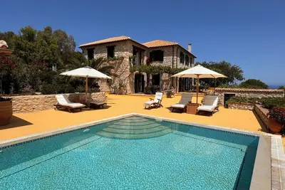 Villa en pierre avec piscine privée et vue sur la mer. Enregistré Eot 0428k10000444201