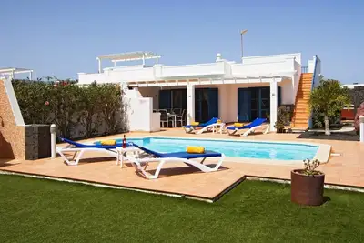 Image de Villa de deux chambres, piscine privée chauffée, bain à remous et grand jardin privé