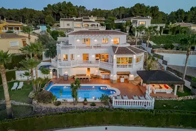 Image de Villa de luxe spacieuse avec vue panoramique exceptionnelle - piscine chauffée