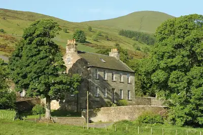 Image de Grande maison de campagne pour 14 personnes et chalet Steading 6, 20 personnes combinées.