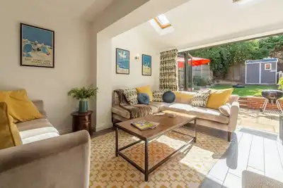 Image de Un joli cottage moderne jumelé joliment présenté.