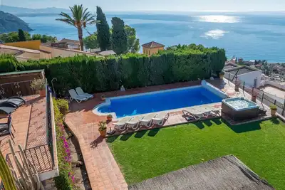 Image de Villa de luxe de 8 chambres, 5 salles de bains avec vue imprenable et piscine privée et jardins