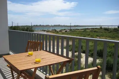 Image de Appartement privé avec un emplacement privilégié avec une vue magnifique sur la mer