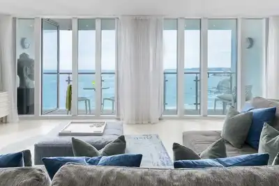 Image de Superbe appartement au sommet d'une falaise avec une vue imprenable sur la mer \"Wow\" donnant sur la plage