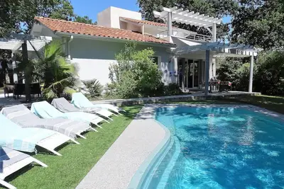 Image de Maison moderne avec piscine à deux pas de la plage