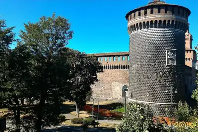 Image de Milan: élégant appartement dans le centre en face du château Sforzesco