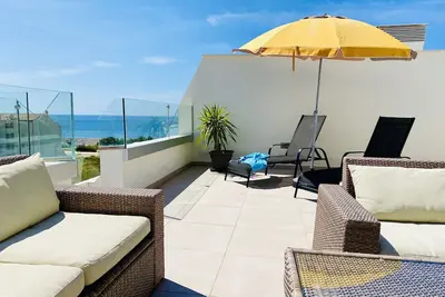 Image de Première ligne, voisin avec la mer et la piscine, terrasse sur le toit, familial et convivial