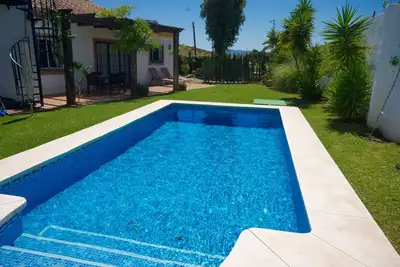 Charmante villa Mijas isolée, piscine privée et jardins, emplacement paisible, Wifi