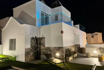 Image de Villa et annexe avec piscine privée, terrasses extérieures spacieuses et Wifi.