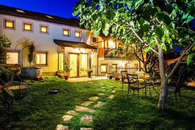 Image de Zhenya - une maison solaire avec une étape vers les grottes Škocjan