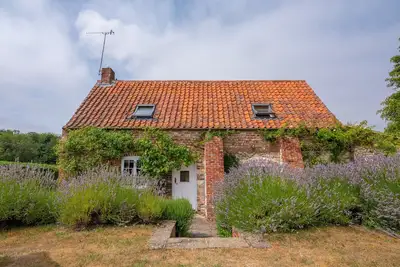 Image de Un chalet pittoresque, vieux de plus de 200 ans, dans une position rurale idyllique.