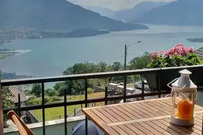 Image de Appartement avec vue imprenable sur le lac de Côme dans le calme de la montagne.