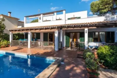 Image de Villa avec piscine, terrasse, mer, campagne et soleil.