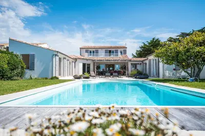 Image de Villa Les Ensemberts 4* sur front de mer avec piscine  chauffée