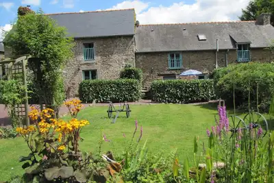 Image de Haute complexe de gîte de qualité pour un maximum de 13 personnes. Salle commune spacieuse piscine et Wifi