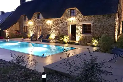 Image de Chaumière de charme avec piscine miroir à débordement chauffée près de La Baule