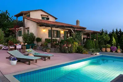 Image de Villa traditionnelle avec superbe jardin et calme total à 4 km de la plage