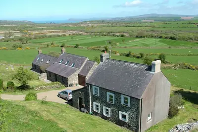 Image de Cottage paisible à distance. Idéal pour les familles. Vues panoramiques et ciel. Air frais.
