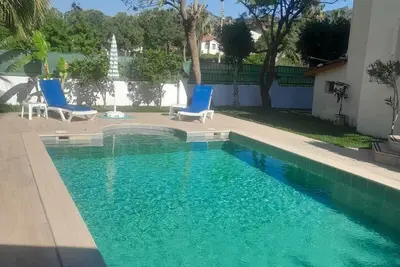 Image de Villa isolée isolée avec une grande piscine privée et un jardin paysager mature