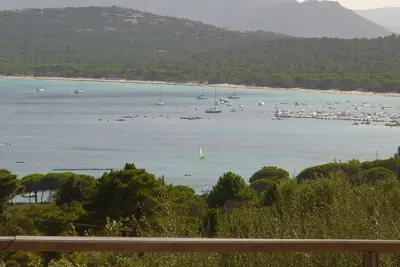 Image de maison contemporaine de 14 personnes située dans la baie de pinarello