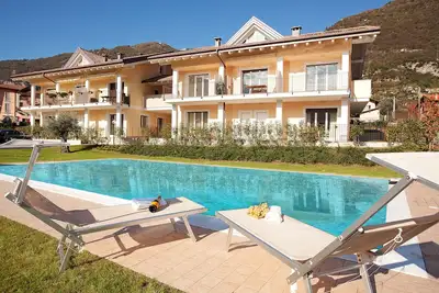 Image de Village Center, Lake View Pool Apartment. Aucune voiture n'est requise comme bus et ferry