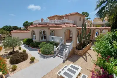 Image de 5 bedroom, 4 bathroom villa with 10mx4m private pool and bar in Gran Alacant.