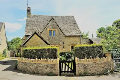 Image de Un pittoresque chalet en pierre détaché de 11e année dans le bas de l'abattoir avec parking.