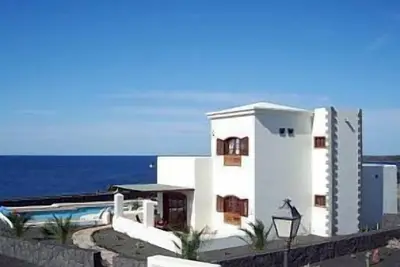 Image de Villa de luxe dominant la mer avec piscine privée chauffée