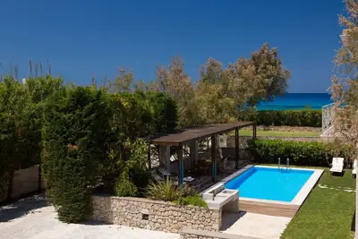 Image de Villa front de mer Aeriko-Anemos avec vue imprenable et piscine privée.