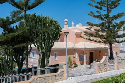 Image de Villa de luxe, piscine privée, vue magnifique sur la mer avec distance de marche