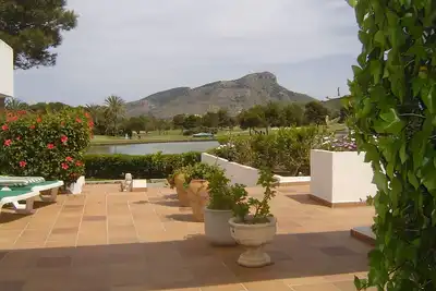 Image de Appartement de plain-pied de golf de deux chambres fabuleusement bien aménagé